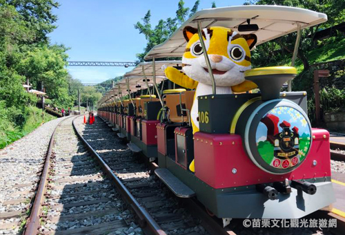 乘鐵道自行車享受山林慢城