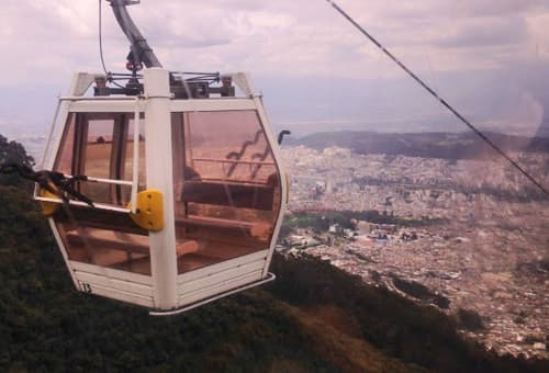 搭纜車登上近 4000 公尺山頭俯瞰城市