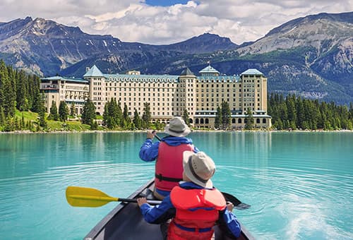 Lake Louise 湖畔划船欣賞美景