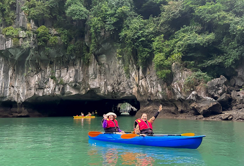 划獨木舟探索Luon Cave