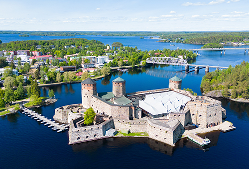 坐落兩條水道中的 Olavinlinna Castle