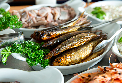 島上海鮮餐廳大啖新鮮鯡魚