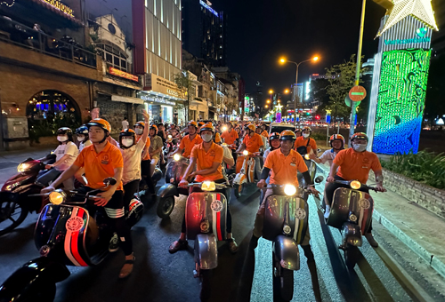 摩托車夜遊繽紛喧鬧的西貢