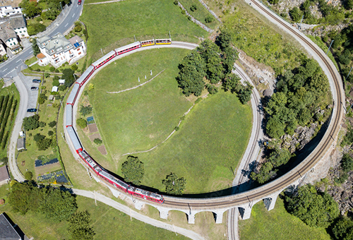 搭乘伯連納列車體驗 360 度壯麗景觀