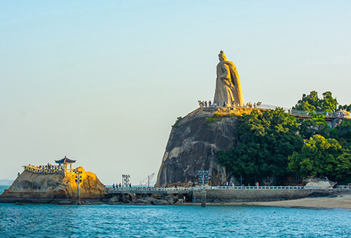 鄭成功雄視海疆，碧波之上共聽千年濤聲