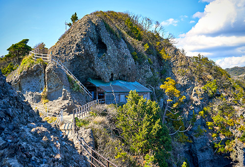 造訪緊貼海角懸崖邊的石室神社