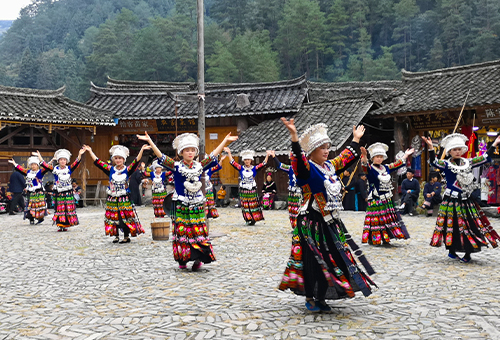欣賞傳統苗族歌舞
